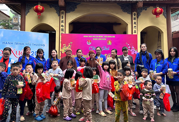 Trao quà Tết cho trẻ em mồ côi chùa Bồ Đề - Long Biên
